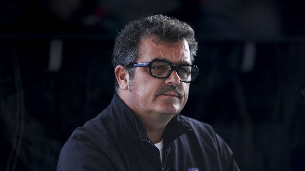 O diretor da Greenpeace portugal, Toni Melajoki Roseiro, durante a conferência de imprensa de apresentação/lançamento da Greenpeace Portugal a bordo do Arctic Sunrise da Greenpeace, no Cais da Rocha de Conde de Óbidos, no Porto de Lisboa, 17 de fevereiro de 2025.  ANDRÉ KOSTERS/LUSA