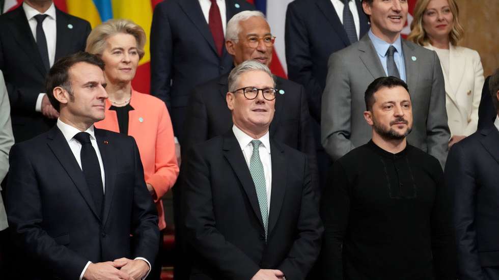 epa11935034 (L-R) French President Emmanuel Macron, Britain's Prime Minister Keir Starmer and Ukraine's President Volodymyr Zelensky pose during a group photo at a summit on Ukraine at Lancaster House in London, Britain, 02 March 2025. Starmer is hosting a summit of European leaders in London to discuss the ongoing war in Ukraine.  EPA/CHRISTOPHE ENA / POOL MAXPPP OUT