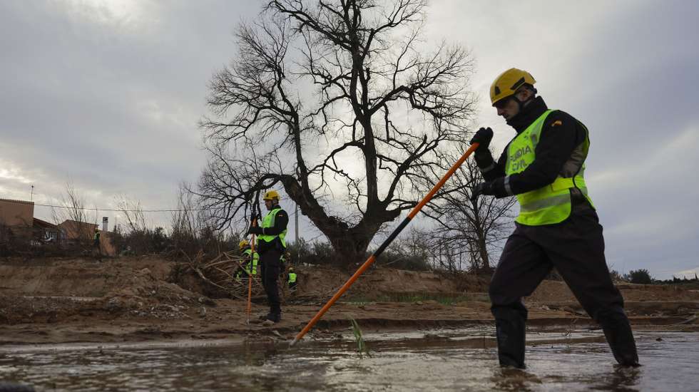 epa11859794 Spanish Civil Guard agents search for missing people in Pedralba, Valencia, Spain, 29 January 2025. Almost three months after the flash floods triggered by the DANA (high-altitude isolated depression) weather phenomenon hit the east of the country on 29 October 2024, recovery and reconstruction efforts are ongoing as more people remain missing.  EPA/KAI FORSTERLING