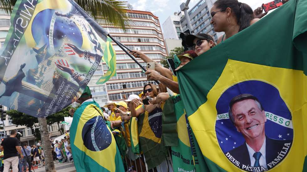 epa11968374 Supporters of former Brazilian President Jair Bolsonaro attend a rally at Copacabana beach in Rio de Janeiro, Brazil, 16 March 2025. Bolsonaro served as the 38th president of Brazil from 2019 to 2022.  EPA/ANDRE COELHO