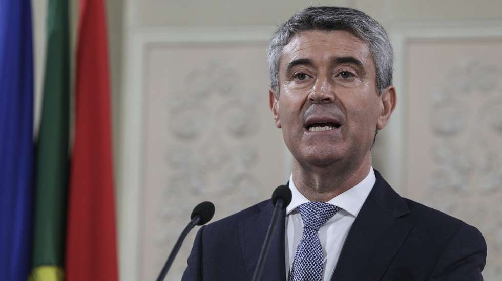 epa12203621 The new secretary-general of the Socialist Party (PS), Jose Luis Carneiro, delivers his victory speech at the PS elections at the party's headquarters in Lisbon, Portugal, 28 June 2025.  EPA/MIGUEL A. LOPES