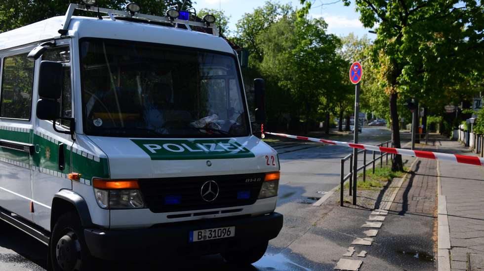 epa07558527 Police block a street in Berlin, Germany, 09 May 2019. According to the police, a 100 kilogram World War II bomb was discovered during construction work. A 500-metre barrier circle was set up around the site. Police is evacuating the inabitants.  EPA/CLEMENS BILAN