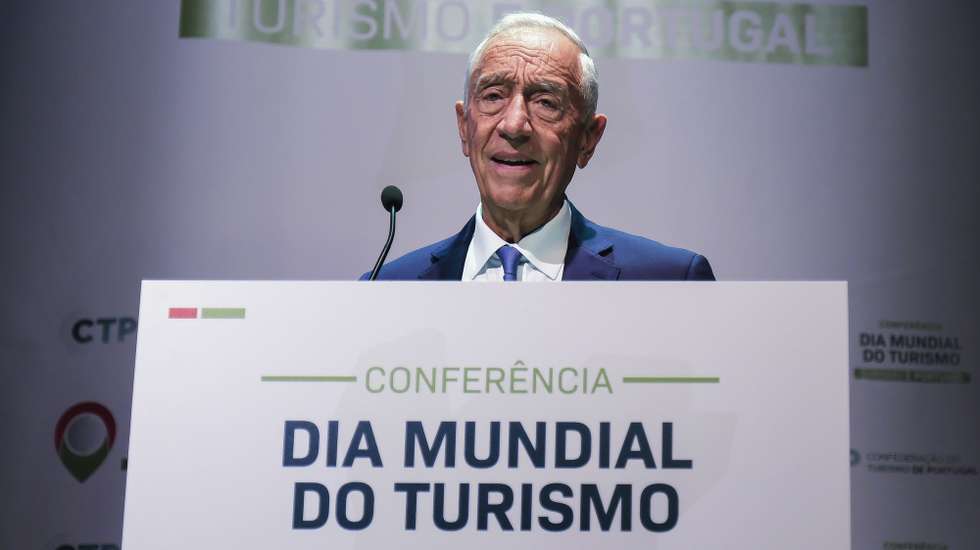 O Presidente da República, Marcelo Rebelo de Sousa, discursa durante a sessão de abertura da conferência do Dia Mundial do Turismo, promovida pela Confederação do Turismo de Portugal e sob o tema “Turismo é Portugal”,  Tróia, 29 de setembro de 2025. RUI MINDERICO/LUSA