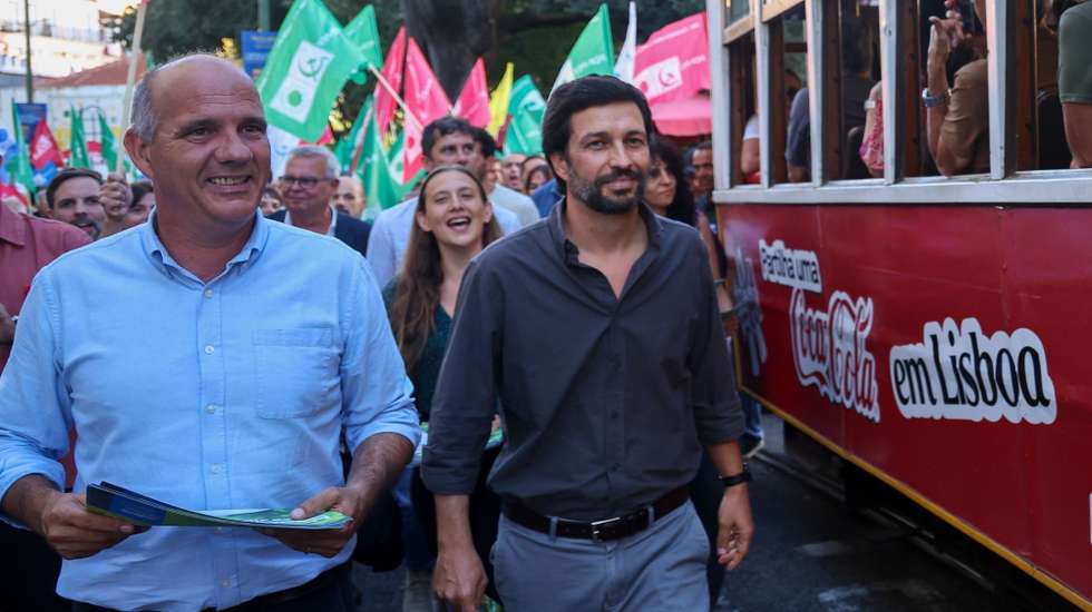 O secretário-geral do Partido Comunista Português (PCP), Paulo Raimundo, acompanhado por João Ferreira, durante uma ação de campanha da  Coligação Democrática Unitária (CDU),  no âmbito das próximas eleições autárquicas do dia 12 de outubro, em Lisboa, 4 de outubro de 2025. Mais de 9,3 milhões de eleitores estão inscritos para votar nas eleições autárquicas de 12 de outubro, dos quais mais de 41 mil são cidadãos estrangeiros recenseados em Portugal. ANTÓNIO COTRIM/LUSA
