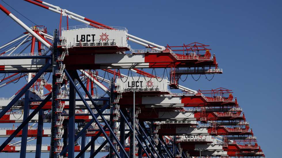 epa12456524 Cranes operate at the Port of Los Angeles in Los Angeles, California, USA, 15 October 2025. The US and China began charging additional port fees on 15 October 2025, on ocean shipping firms following China’s rare earth export controls in response to new trade restrictions imposed by the Trump administration.  EPA/CAROLINE BREHMAN