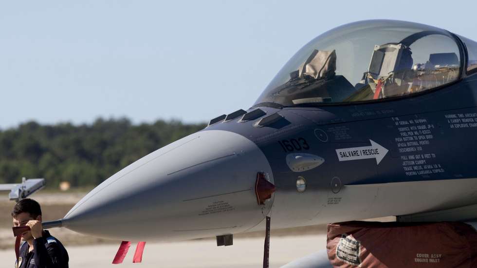 Um militar Romeno junto a uma aeronave F16 da Força aérea Romena, na Base Aérea de Monte Real, durante a cerimónia de entrega dos primeiros seis F-16 à República da Roménia, em Monte Real, 28 de setembro 2016. Os governos de Portugal e da República da Roménia acordaram em setembro de 2013 a venda de doze aeronaves F-16 MLU para equipar a Força Aérea Romena. PAULO CUNHA/LUSA