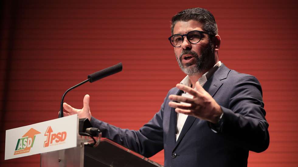 O presidente da Associação dos Autarcas Sociais-Democratas, Pedro Pimpão, intervém na sessão encerramento do 5º Encontro Nacional de Autarcas Social-Democratas, no Auditório Centro de Arte, Ovar, 11 de Janeiro de 2025.  MANUEL FERNANDO ARAÚJO/LUSA