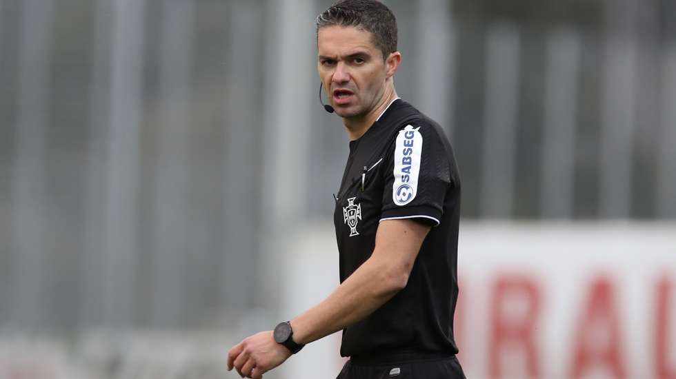 O árbitro, Hélder Malheiro, durante o jogo da Primeira Liga de Futebol entre o Nacional e o Estrela da Amadora, realizado no Estádio da Choupana, no Funchal, ilha da Madeira, 06 de abril de 2025. HOMEM DE GOUVEIA/LUSA