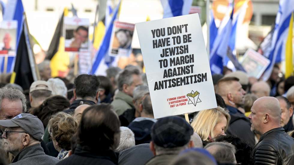 epa12448747 People take part in a national march organized by the Alliance for Peace in the Middle East, in Brussels, Belgium, 12 October 2025. The rally commemorated the victims of the 07 October 2023 Hamas attacks in Israel and condemned antisemitism.  EPA/FREDERIC SIERAKOWSKI