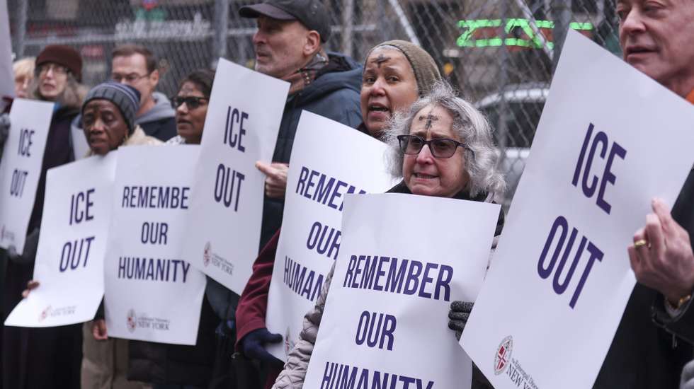 epaselect epa12755980 People hold signs during an Ash Wednesday multi-faith vigil outside of 26 Federal Plaza, a United States Immigration and Customs Enforcement (ICE) location where people have been detained, in New York, New York, USA, 18 February 2026. The demonstrators opposed current ICE practices  EPA/SARAH YENESEL