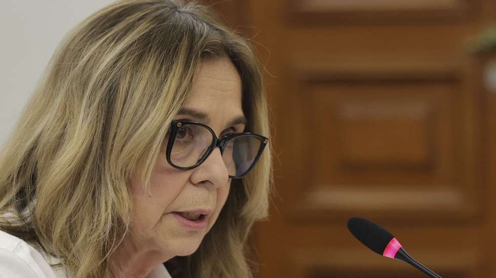 A ministra da Saúde, Ana Paula Martins, intervém durante a sua audição na Comissão Parlamentar de Inquérito ao Instituto Nacional de Emergência Médica, I.P., na Assembleia da República, em Lisboa, 21 de abril de 2026. MANUEL DE ALMEIDA/LUSA