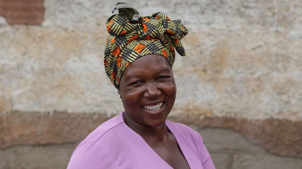 Palmira Fabião, vendedora de 'badjias' (pastel de feijão), na praça da Juventude, em Maputo, Moçambique, 26 de abril de 2023. Nas manhãs de Maputo, as bancas improvisadas de venda de “pão e badjias” são comuns tanto nos subúrbios como na cidade, negócios de mulheres sem rendimentos que procuram sustento na economia informal, da qual vive a maior parte dos moçambicanos. (ACOMPANHA TEXTO DA LUSA DO DIA 29 DE ABRIL DE 2023). LUÍSA NHANTUMBO/LUSA