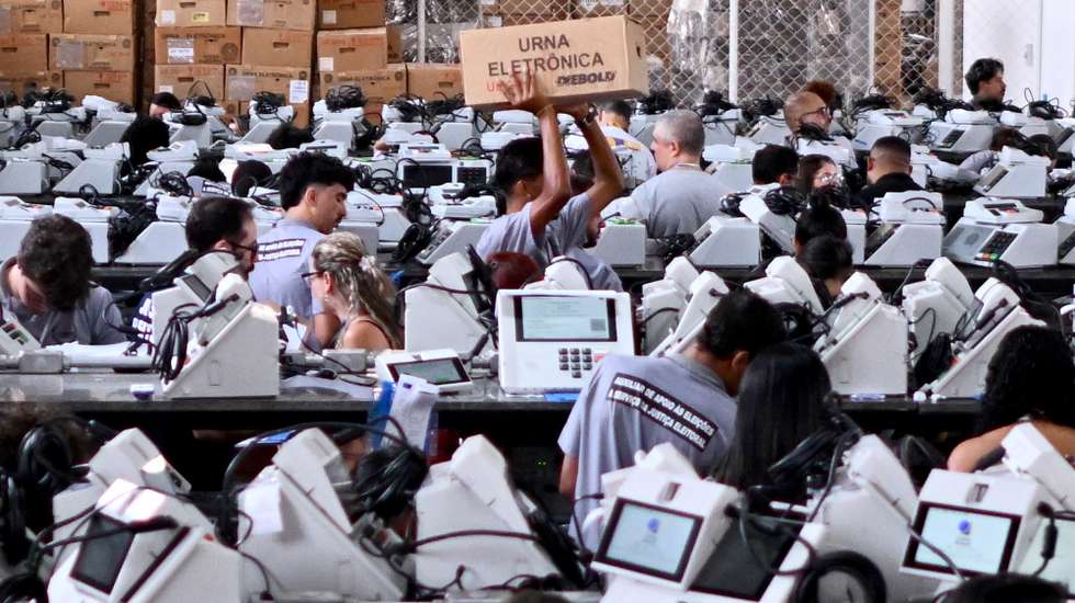 epaselect epa13258010 Electoral Justice officials and staff from the Regional Electoral Court of Brasília prepare electronic voting machines at the Electoral Justice Operations Center in Brasília, Brazil, 23 September 2026. Brazil will hold general elections on 04 October 2026, where over 150 million voters are registered to elect the president, state governors, and congressional representatives.  EPA/ANDRE BORGES