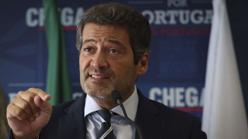 O presidente do Chega, André Ventura, durante uma declaração a propósito da acusação do Ministério Público no caso das gémeas luso-brasileiras, que motivou também a constituição de uma comissão parlamentar de inquérito, em Lisboa, 28 de setembro de 2026.  ANDRÉ KOSTERS/LUSA