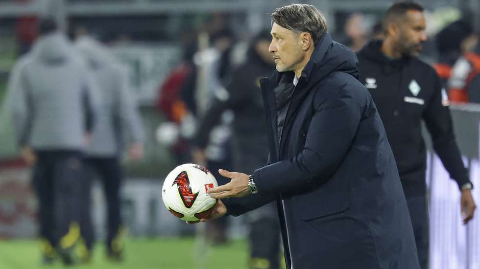 epa13292595 Head coach Niko Kovac of Dortmund throws out the ball during the German Bundesliga soccer match between Borussia Dortmund and Werder Bremen in Dortmund, Germany, 09 October 2026.  EPA/CHRISTOPHER NEUNDORF CONDITIONS - ATTENTION: The DFL regulations prohibit any use of photographs as image sequences and/or quasi-video.