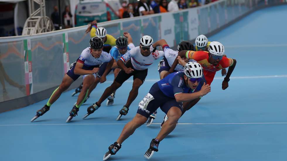 epa13301992 Skaters compete in the men's senior 1000m sprint eventduring the 2026 World Skate Games in Luque, Paraguay, 13 October 2026.  EPA/JUAN PABLO PINO