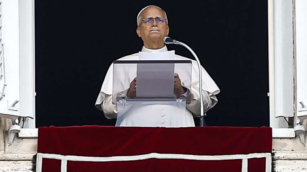 epa13313493 Pope Leo XIV leads the Angelus prayer, traditional Sunday's prayer, from the window of his office overlooking Saint Peter's Square, the day after his discharge from the Agostino Gemelli University Hospital, where he had been admitted for surgery, Vatican City, 18 October 2026.  EPA/ANGELO CARCONI