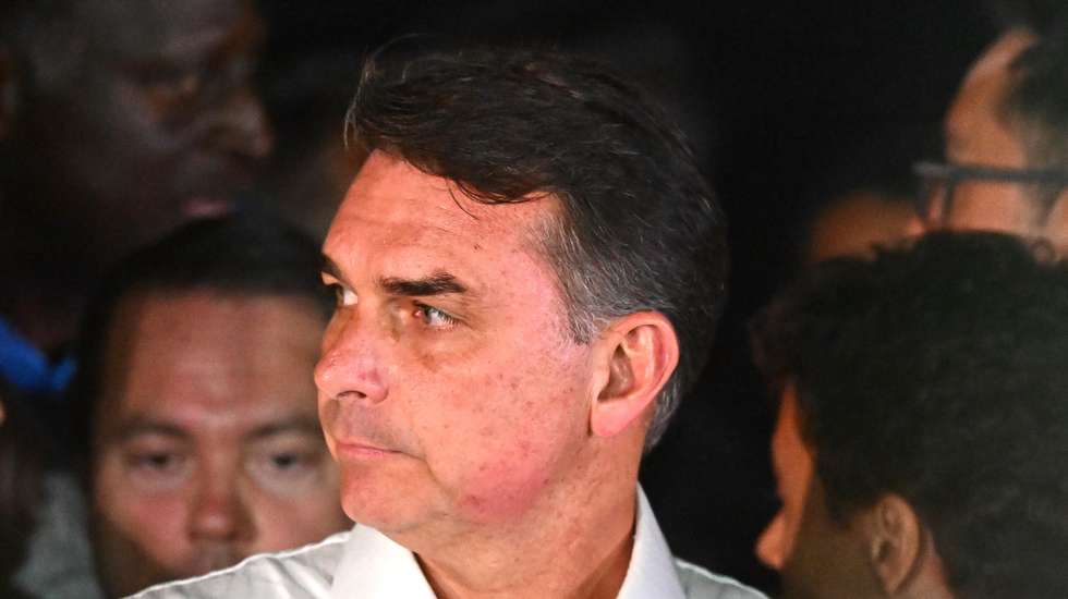 epa13332053 Brazilian presidential candidate Flavio Bolsonaro delivers a speech after the presidential runoff election in Brasilia, Brazil, 25 October 2026. Brazilian President Luiz Inacio Lula da Silva won the runoff against Bolsonaro, according to the Superior Electoral Court (TSE).  EPA/ANDRE BORGES