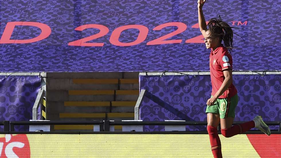 epa10062174 Jessica Silva of Portugal celebrates after scoring the 2-2 equalizing goal during the Group C match of the UEFA Women&#039;s EURO 2022 between Portugal and Switzerland in Leigh, Britain, 09 July 2022.  EPA/PETER POWELL  EPA-EFE/PETER POWELL