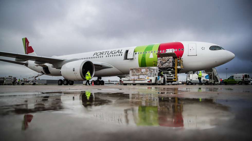 Avião fretado à TAP pelo Estado depois de aterrar em Lisboa com 20 toneladas de equipamento médico para combater a situação epidemiológica da Covid-19, no Aeroporto Humberto Delgado, em Lisboa, 5 de abril de 2020. MÁRIO CRUZ/LUSA