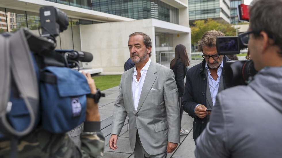 O antigo administrador do Banco Privado Português (BPP), Salvador Fezas Vital (C), acompanhado pelos seus advogados, à saída do Campus de Justiça após a leitura da sentença do julgamento do processo relacionado com o veículo criado no universo BPP para investir especificamente em ações do Banco Comercial Português (BCP), pelo qual foi condenado a três anos e seis meses de prisão, mas a pena será suspensa se pagar 15 mil euros à Associação Cais, em Lisboa, 15 de outubro de 2018. JOSÉ SENA GOULÃO / LUSA