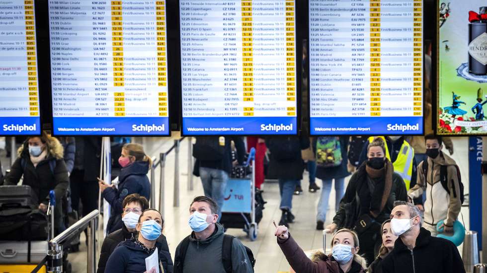 epa09654830 Travelers at Schiphol Airport, The Netherlands, 23 December 2021 prior to the Christmas holidays.  EPA/REMKO DE WAAL