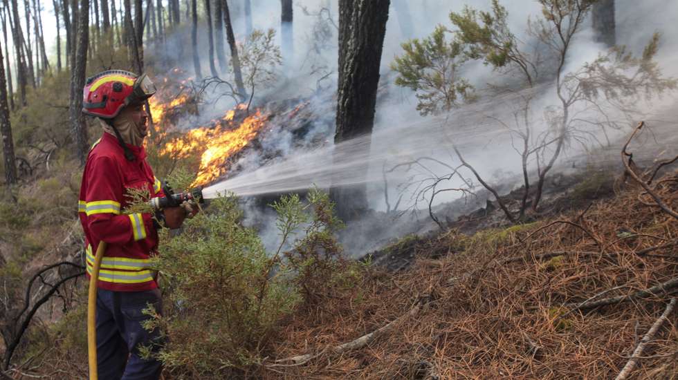 Um bombeiro combate as chamas durante um incêndio no vale glaciar de Beijames, Covilhã, 9 de agosto de 2022. Este incêndio que deflagrou no sábado na localidade de Garrocho, no concelho da Covilhã (Castelo Branco), continua ativo e está a ser combatido por mais de 580 operacionais. MIGUEL PEREIRA DA SILVA/LUSA