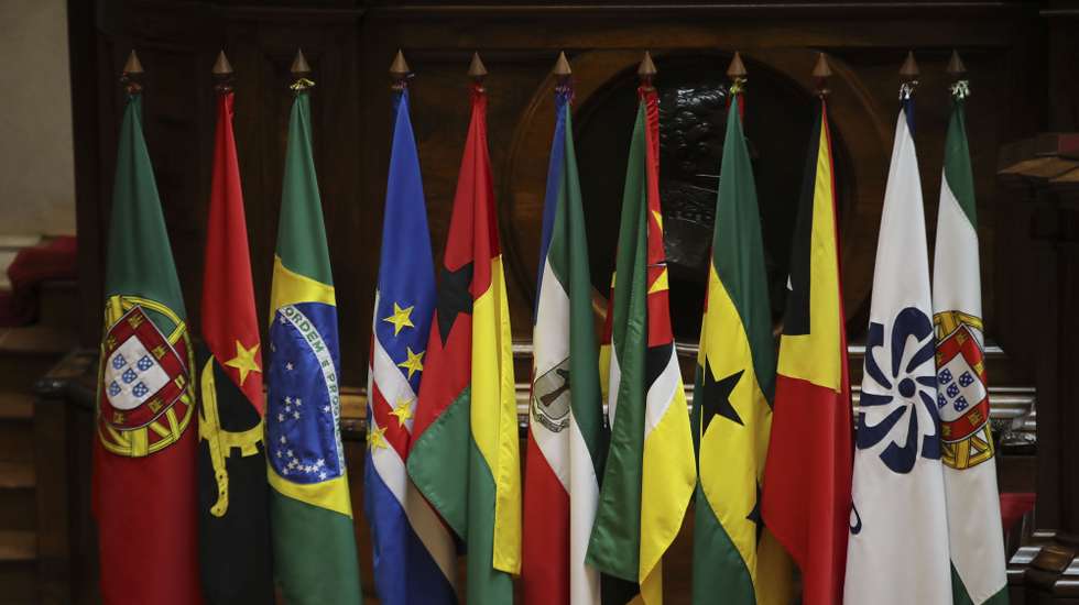 Bandeiras dos paises da CPLP durante a reunião da XI Assembleia Parlamentar da Comunidade de Países de Língua Portuguesa (AP-CPLP), subordinada ao tema "Livre circulação de bens e serviços no espaço da CPLP", na Assembleia da República, em Lisboa, 24 de outubro de 2022. A chefiar as respetivas delegações estão presentes os presidentes dos parlamentos de Angola, Carolina Cerqueira, Cabo Verde, Austelino Correia, Guiné Bissau, Cipriano Cassamá, São Tomé e Príncipe, Delfim Santiago das Neves e Timor Leste, Aniceto Longuinhos Guterres Lopes. A Guiné Equatorial e Moçambique estarão presentes através de uma delegação parlamentar. MANUEL DE ALMEIDA/LUSA
