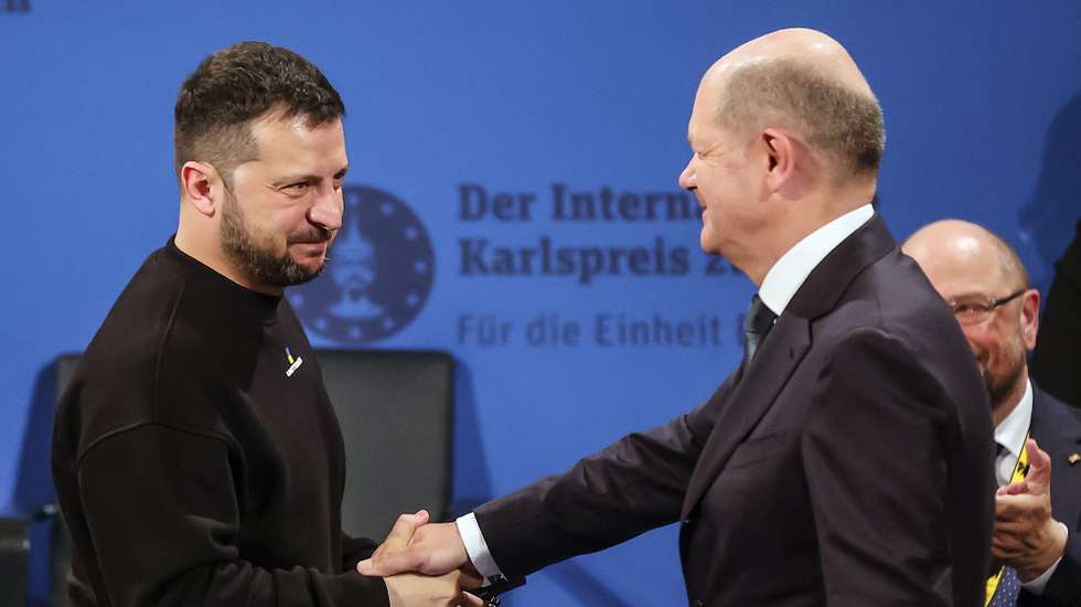 epa10627620 German Chancellor Olaf Scholz (R) and Ukrainian President Volodymyr Zelensky (L) shake hands during the Charlemagne Prize (Karlspreis) ceremony in the town hall of Aachen, Germany, 14 May 2023. This year's prize will be awarded to Ukraine's President Volodymyr Zelensky and the Ukrainian people. The International Charlemagne Prize of Aachen has been awarded annually since 1950 to people who have contributed to the ideals upon which Europe has been founded.  EPA/FRIEDEMANN VOGEL / POOL