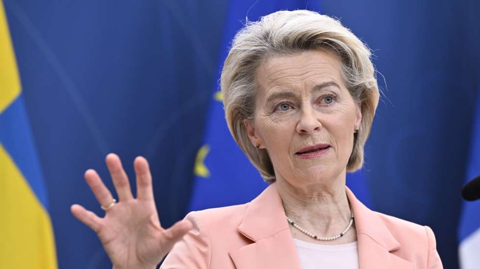 A líder comunitária está acompanhada pelo primeiro-ministro em exercício dos Países Baixos, Mark Rutte, e pelo chefe de governo da Croácia, Andrej Plenkovic