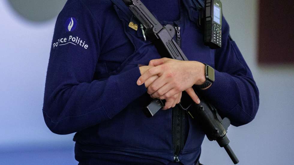 epa11035621 A police officer secures the courtroom on the first day of the Sky ECC vast criminal organization trial after the decryption of its messaging systems in Brussels, Belgium, 18 December 2023. 129 defendants, 40 in custody, will appear in front of the judge for their participation in a criminal organization, drug and arms trafficking, attempted extortion, arbitrary detention and false imprisonment. They were charged at the end of the vast Sky ECC investigation, named after the encrypted messaging system used extensively by criminal gangs and uncovered by the Belgian police in 2021.  EPA/OLIVIER MATTHYS