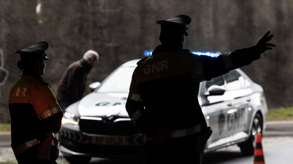 Guardas da Brigada de Trânsito da Guarda Nacional Republicana (GNR-BT) participam na operação de segurança rodoviária da Páscoa promovida em conjunto pela GNR e pela Polícia de Segurança Pública, na Maia, 28 de março de 2024. JOSÉ COELHO/LUSA