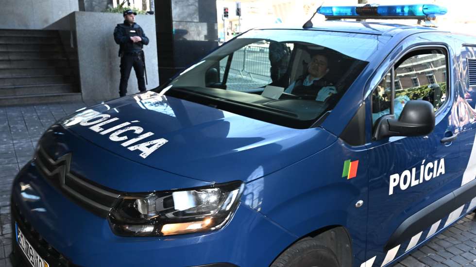 Chegada ao Tribunal de Instrução Criminal (TIC) de veículos celulares da Polícia com alguns de detidos da operação "Pretoriano", no Porto, 02 de fevereiro de 2024. Na passada na quarta-feira, a PSP deteve hoje 12 pessoas, incluindo o líder dos Super Dragões, Fernando Madureira, a sua mulher, Sandra Madureira, vice-presidente da claque, e o oficial de ligação aos adeptos do FC Porto, Fernando Saul, no âmbito de um processo que investiga os incidentes ocorridos durante essa AG. FERNANDO VELUDO/LUSA