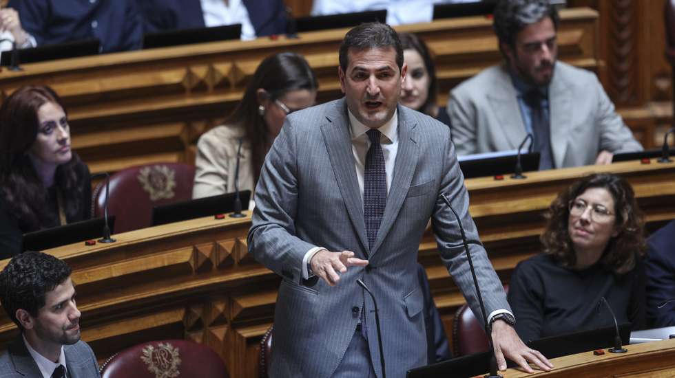 O deputado do PSD, Hugo Soares intervém no debate parlamentar de urgência pedido pelo PS sobre a descida do IRS anunciada pelo primeiro-ministro, Luís Montenegro. Assembleia da República em Lisboa, 17 de abril de 2024. MIGUEL A. LOPES/LUSA