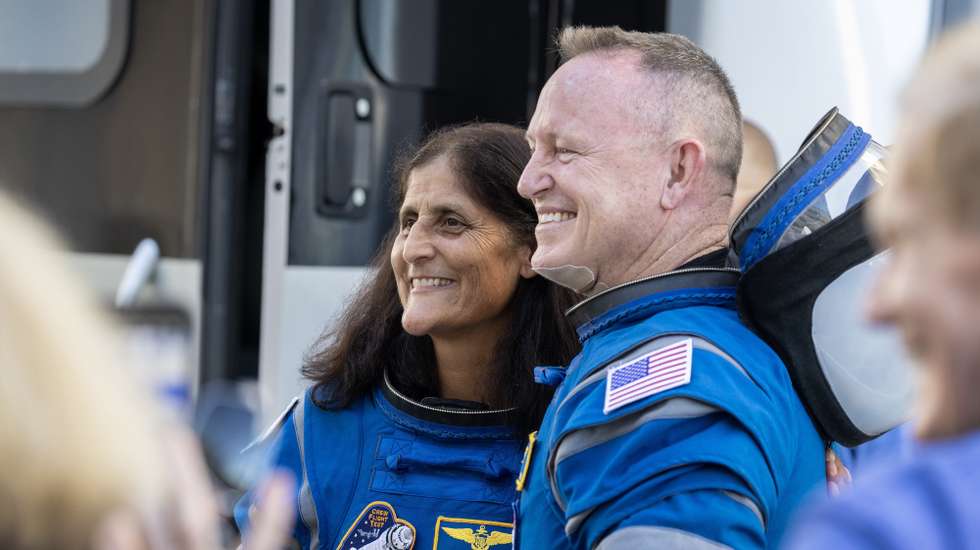 epa11391174 Members of the NASA Boeing Crew Flight Test Butch Wilmore (R) and Suni Williams (L), both of the National Aeronautics and Space Administration (NASA), walk out of the Neil A. Armstrong Operations and Checkout Building to the Space Launch Complex-41 in Titusville, Florida, USA, 05 June 2024. Wilmore and Williams will launch aboard Boeing's Starliner spacecraft on a United Launch Alliance Atlas V rocket. The flight test serves as an end-to-end demonstration of Boeing's crew transportation system and will carry NASA astronauts Wilmore and Williams to and from the International Space Station.  EPA/CRISTOBAL HERRERA-ULASHKEVICH