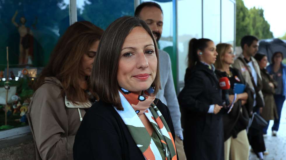A presidente da Federação Nacional dos Médicos (FNAM), Joana Bordalo e Sá, marca o inicio da greve dos médicos junto ao Hospital São João, no Porto, 24 de setembro de 2024. ESTELA SILVA/LUSA
