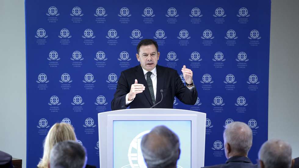 O primeiro-ministro, Luís Montenegro, intervém durante a assinatura do acordo Tripartido de Valorização Salarial e Crescimento Económico no Conselho Económico e Social em Lisboa, 01 de outubro de 2024. FILIPE AMORIM/LUSA