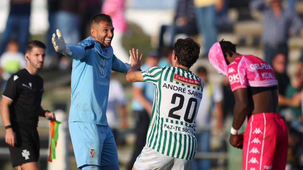 Os jogadores do Lusitano festejam com o seu guarda-redes e capitão Marcelo Valverde (E), após vencerem nas grande penalidades o Estoril em jogo da 3ª eliminatória da Taça de Portugal entre o Lusitano de Évora e o Estoril Praia, no Campo Estrela, Évora, 20 de outubro de 2024. NUNO VEIGA/LUSA