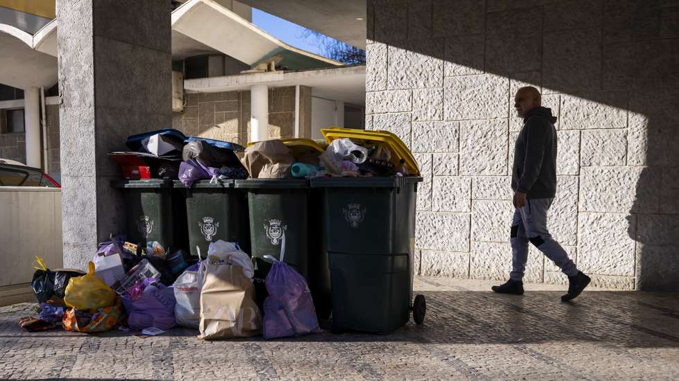 Caixotes do lixo cheios em Lisboa, 27 de dezembro de 2024. Os trabalhadores da higiene urbana no município de Lisboa estão em greve de 25 de dezembro até 2 de janeiro ao trabalho extraordinário, a que se junta uma greve geral de dois dias, na quinta e sexta-feira. JOSÉ SENA GOULÃO/LUSA