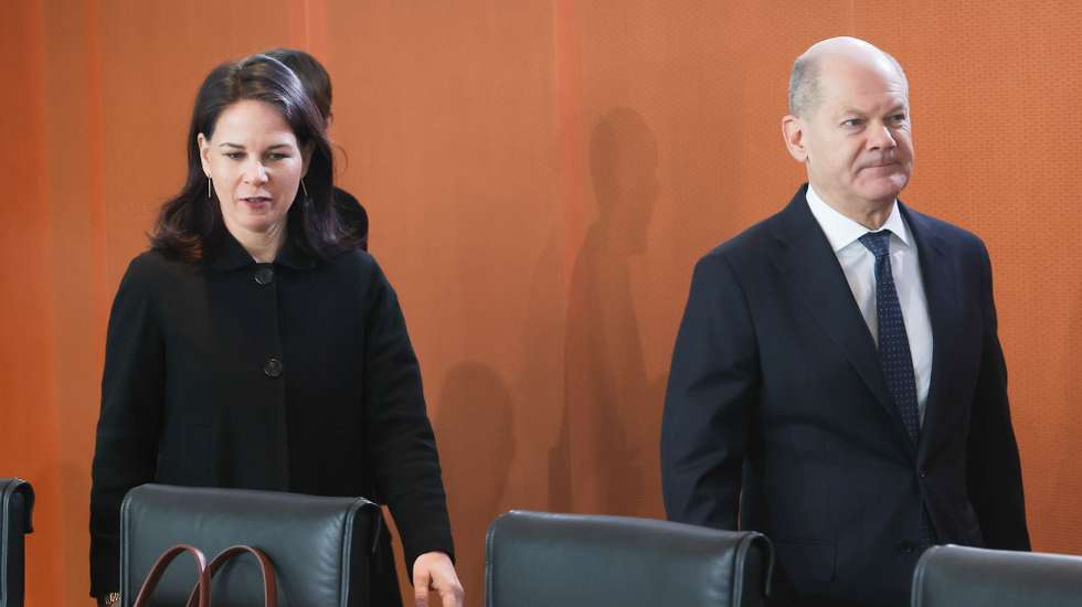 epa11890150 German Chancellor Olaf Scholz (R) and German Foreign Minister Annalena Baerbock (L) arrive for the weekly cabinet meeting of the German government at the Chancellery in Berlin, Germany, 12 February 2025.  EPA/FILIP SINGER