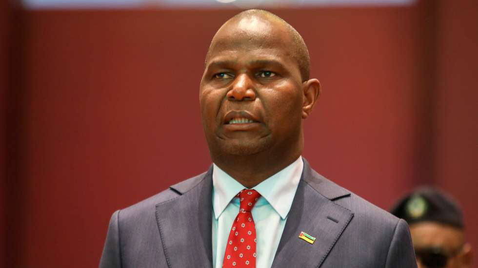 O Presidente de Moçambique, Daniel Chapo, preside à cerimónia de assinatura de um acordo, entre o Presidente moçambicano e os principais partidos políticos de Moçambique, referente aos termos para as reformas estatais, no âmbito do diálogo político para o fim da crise pós-eleitoral no país, em Maputo, Moçambique, 05 de março de 2025. LUÍSA NHANTUMBO/LUSA