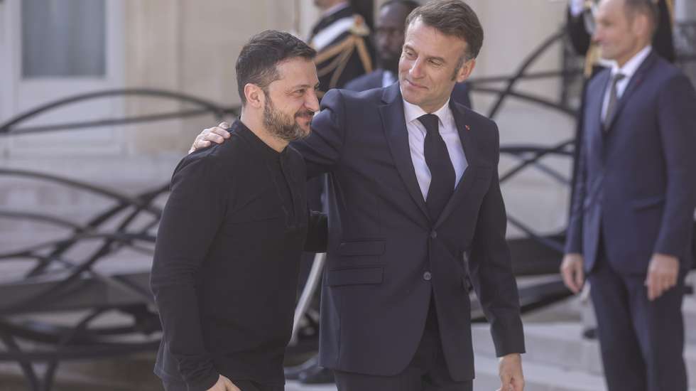 epa11991381 French President Emmanuel Macron (R) greets President of Ukraine Volodymyr Zelensky (L) upon his arrival for the 'Coalition of the Willing' summit on peace and security for Ukraine, with European and international leaders, at the Elysee Palace in Paris, France, 27 March 2025.  EPA/Teresa Suarez