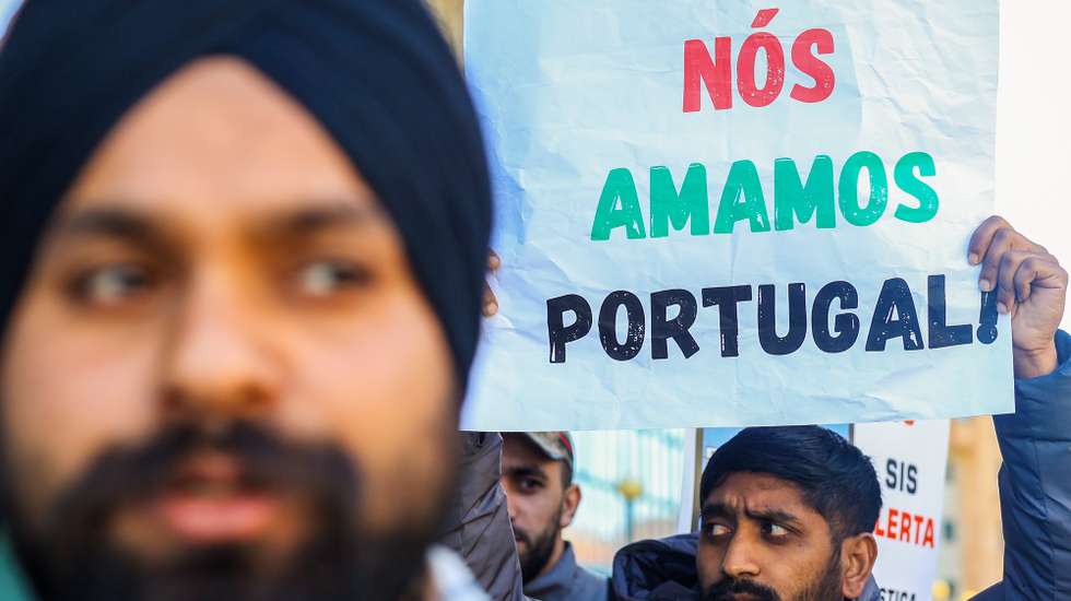 Imigrantes participam na manifestação promovida pela Associação Solidariedade Imigrante para exigir que os problemas das comunidades sejam incluídos no debate político, junto à loja do Porto da Agência para a Integração, Migrações e Asilo (AIMA), no Porto, 23 de abril de 2025. JOSÉ COELHO/LUSA