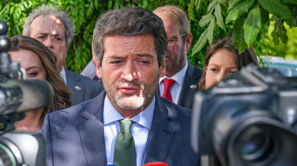O presidente do Chega, André Ventura, fala à comunicação social durante a apresentação de candidatos às câmaras municipais do distrito de Setúbal, na Charneca da Caparica, 18 de julho de 2025. RUI MINDERICO/LUSA