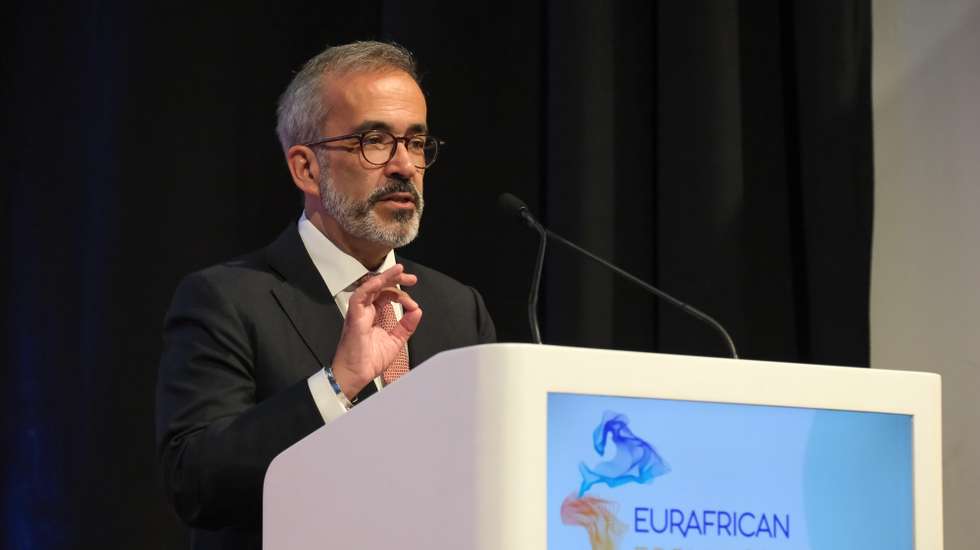 O ministro de Estado e dos Negócios Estrangeiros, Paulo Rangel, discursa no início do 8.º EurAfrican Fórum, em Oeiras, 25 de julho de 2025. Promovido pelo Conselho da Diáspora Portuguesa, o EurAfrican Forum, um evento anual, é uma plataforma de contacto internacional e 'softpower', orientada para o diálogo e colaboração pública e privada entre Europa e África. Sob o tema "Transformar o Amanhã: Construir Parcerias Globais para Alcançar a Agenda 2063". RUI MINDERICO/LUSA