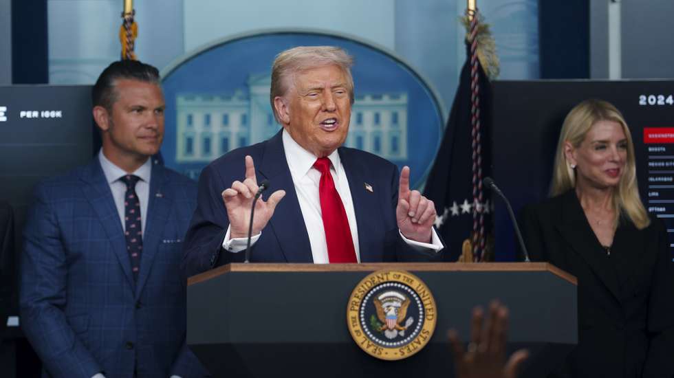 epa12294010 US President Donald Trump (C) with US Defence Secretary Pete Hegseth (L) and US Attorney General Pam Bondi (R) addresses the media in the James S. Brady Press Briefing Room of the White House, Washington, DC, USA, 11 August 2025. President Trump is due to announce the deployment of the National Guard in Washington DC as part of a crime reduction strategy.  EPA/WILL OLIVER / POOL