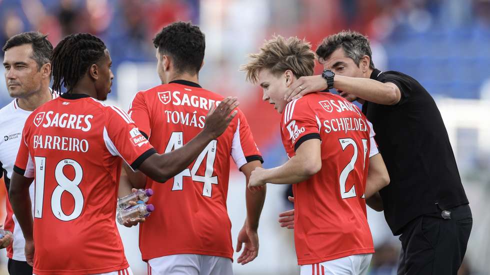 epa12341015 Benfica head coach Bruno Lage (R) celebrates with his player Andreas Schjelderup after scoring the 0-1 goal during the Portuguese First League soccer match between FC Alverca and SL benfica, in Alverca do Ribatejo, Portugal, 31 August 2025.  EPA/MIGUEL A. LOPES