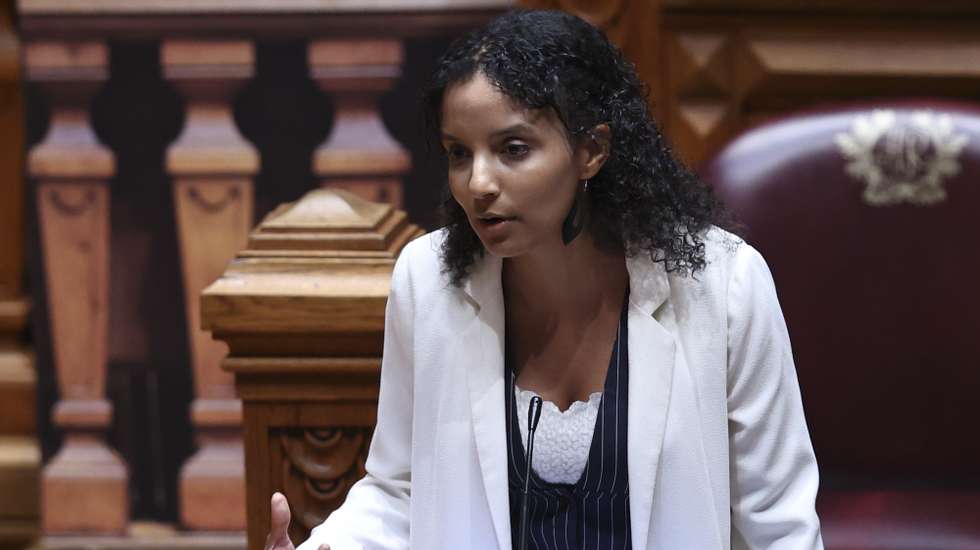 A deputada do Bloco de Esquerda (BE), Andreia Galvão, intervém durante o debate quinzenal com a presença do primeiro-ministro, na Assembleia da República, em Lisboa, 24 de setembro de 2025. O primeiro-ministro regressa hoje aos debates quinzenais no parlamento mais de sete meses depois da última discussão neste formato e a pouco mais de duas semanas da entrega do Orçamento do Estado para 2026. ANTÓNIO COTRIM/LUSA