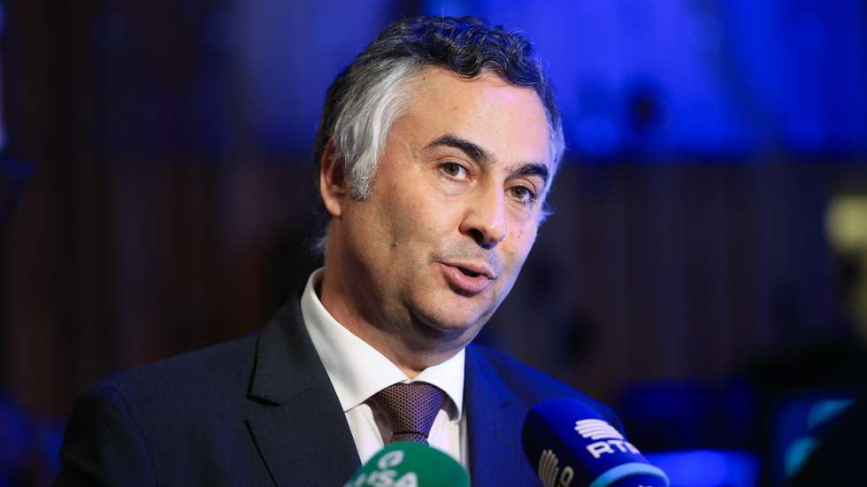 Fernando Alexandre, ministro da Educação, Ciência e Inovação, fala com a comunicação social durante o encerramento da 10.ª Edição do Fórum INESC TEC do Outono, na Casa da Música, no Porto, 17 de Novembro de 2025. ESTELA SILVA/LUSA