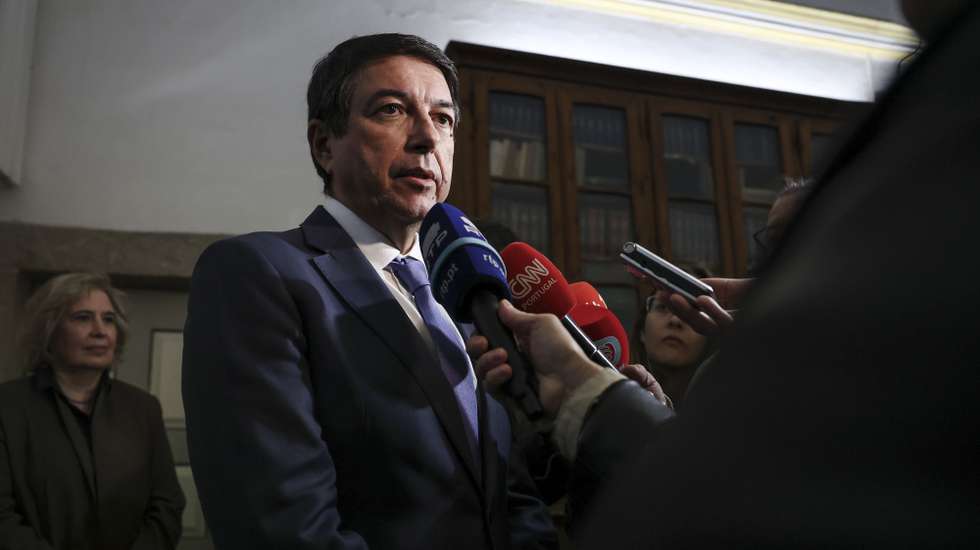 O diretor executivo do Serviço Nacional de Saúde (SNS), Álvaro Almeida, fala aos jornalistas após uma visita ao Hospital do Espírito Santo de Évora, onde acompanhou a ministra da Saúde, Ana Paula Martins, (ausente na imagem), no âmbito da preparação do Serviço Nacional de Saúde (SNS) para o período de inverno, Évora, 18 de novembro de 2025. A ministra prossegue um périplo pelas Unidades Locais de Saúde (ULS) de todo o país para conhecer a resposta das unidades de saúde aos desafios da época. Évora, 18 de novembro de 2025. NUNO VEIGA/LUSA